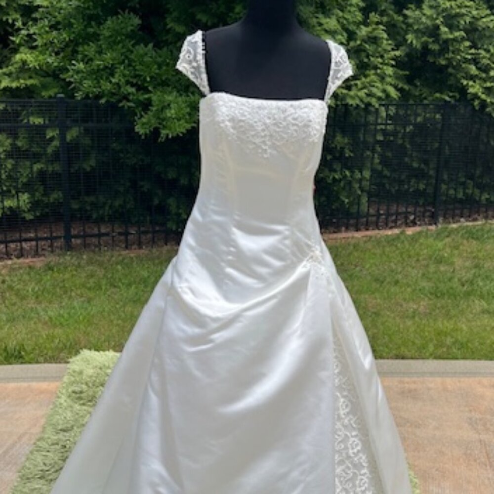 Elegant White Satin Gown - Picture 2 of 16